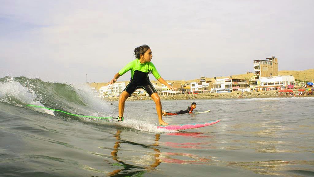 Urcia Surf School Huanchaco - Catching the First Wave